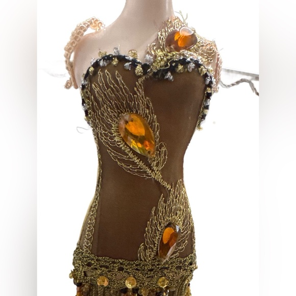 Mannequin Jewelry Holder Gold/Olive  Color Gown
NEW
0157 - Picture 3 of 3
